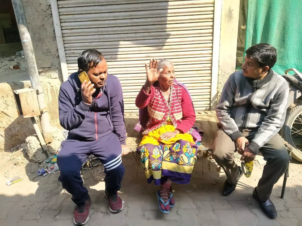 बेसहारा वृद्ध महिला जो ना बोल सकती हैं और ना सुन सकती हैं फिर उसने इशारों में बताई ये बात