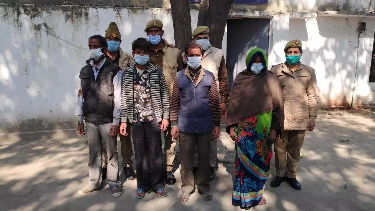 UP: पत्नी ने पति को कुल्हाड़ी से कटवा दिया, पुलिस के चौकानें वाले खुलासे में निकले तीन प्रेमी UP: पत्नी ने पति को कुल्हाड़ी से कटवा दिया, पुलिस के चौकानें वाले खुलासे में निकले तीन प्रेमी