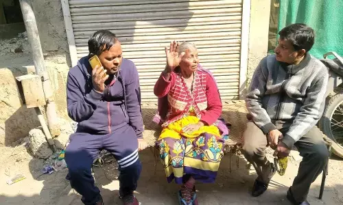 बेसहारा वृद्ध महिला जो ना बोल सकती हैं और ना सुन सकती हैं फिर उसने इशारों में बताई ये बात