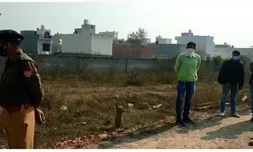 नोएडा में दिनदहाड़े चली गोली, दो की मौत एक गंभीर घायल