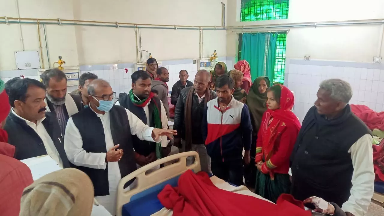 सड़क हादसा: घायलों का हालचाल जानने अस्पताल पहुंचे ललई यादव, बोले-सभी का अच्छे से हो उपचार सड़क हादसा: घायलों का हालचाल जानने अस्पताल पहुंचे ललई यादव, बोले-सभी का अच्छे से हो उपचार