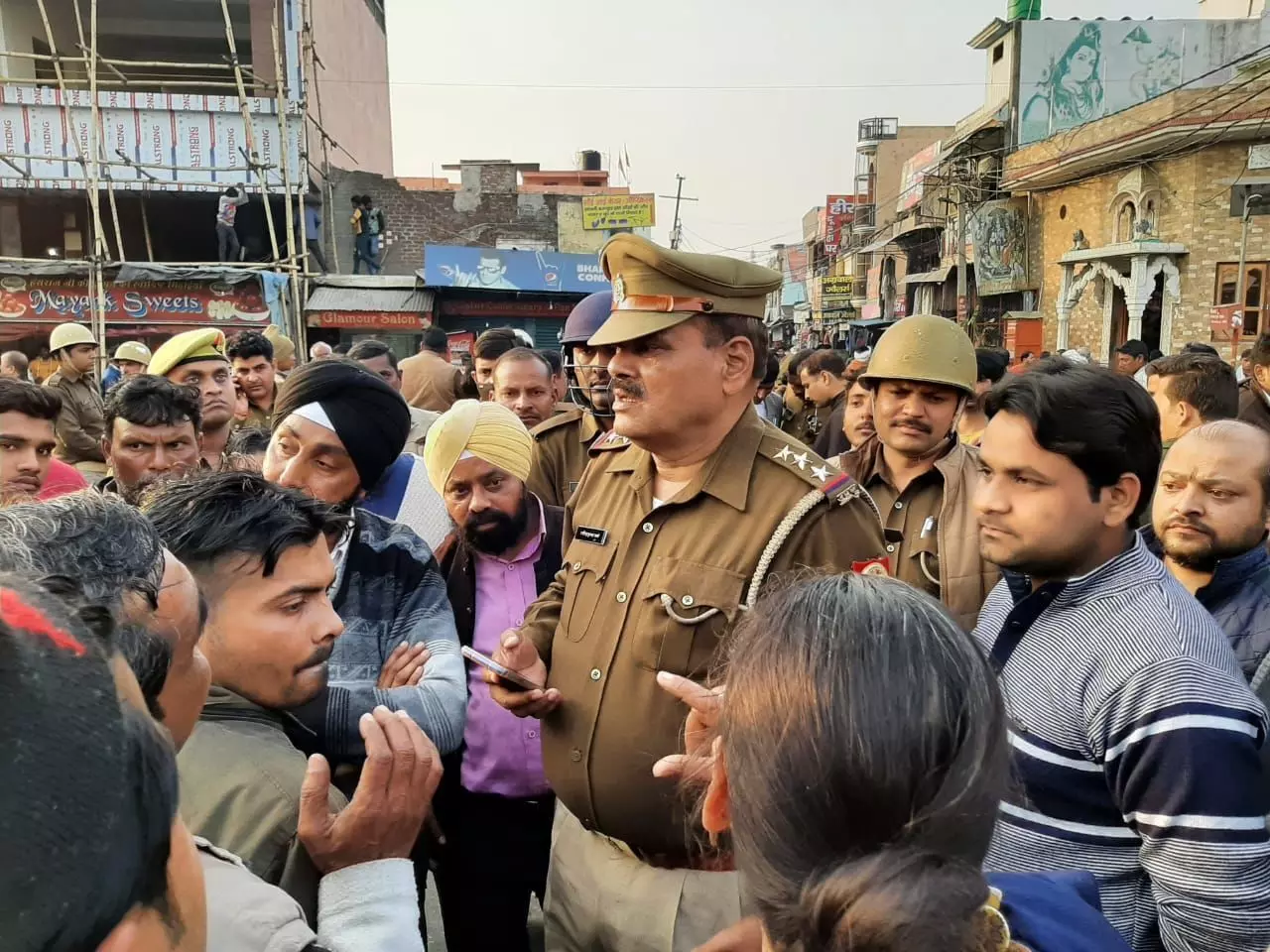 विवाहिता की मौत के बाद परिजनों ने शव को रख कर जमकर किया हंगामा विवाहिता की मौत के बाद परिजनों ने शव को रख कर जमकर किया हंगामा
