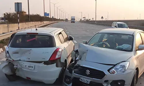 दोनों गाड़ियाँ आपस में टकराईं, घायलों को अस्पताल भिजवाया दोनों गाड़ियाँ आपस में टकराईं, घायलों को अस्पताल भिजवाया