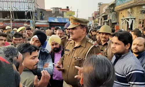 विवाहिता की मौत के बाद परिजनों ने शव को रख कर जमकर किया हंगामा विवाहिता की मौत के बाद परिजनों ने शव को रख कर जमकर किया हंगामा