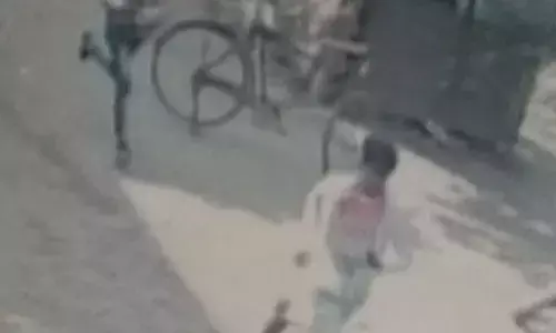 व्यापारी से साठ हजार की नकदी बदमाशो ने लूटी, घटना सीसीटीवी में कैद व्यापारी से साठ हजार की नकदी बदमाशो ने लूटी, घटना सीसीटीवी में कैद