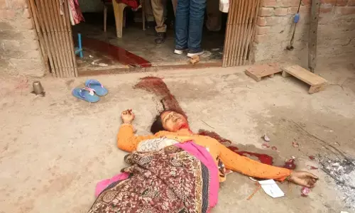 पति ने अपनी पत्नी की धारदार हथियार से गला काटकर की हत्या पति ने अपनी पत्नी की धारदार हथियार से गला काटकर की हत्या