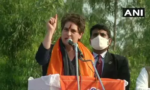 यूपी में कोरोना से जो हो रहा है उसमें सरकार के साथ चुनाव आयोग जिम्मेदार - प्रियंका गाँधी यूपी में कोरोना से जो हो रहा है उसमें सरकार के साथ चुनाव आयोग जिम्मेदार - प्रियंका गाँधी