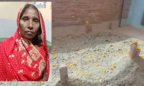 शिव को खुश करने के लिए महिला ने ली समाधि, परिवार ने गड्ढे में बैठाकर ऊपर से पाट दी मिट्टी, प्रशासन में हड़कंप शिव को खुश करने के लिए महिला ने ली समाधि, परिवार ने गड्ढे में बैठाकर ऊपर से पाट दी मिट्टी, प्रशासन में हड़कंप