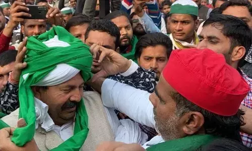 किसान महापंचायत : बिलारी में सपा विधायक फहीम ने पहनाई टिकैत को पगड़ी, कांग्रेसी भी रहे पंचायत में मौजूद