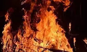 यूपी में प्रेमी प्रेमिका का एक ही चिता पर जलता मिला शव, इलाके में फैली सनसनी यूपी में प्रेमी प्रेमिका का एक ही चिता पर जलता मिला शव, इलाके में फैली सनसनी