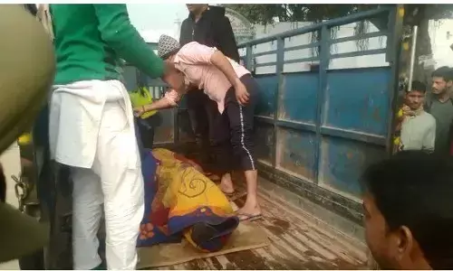 नाले में युवक का शव मिलने से क्षेत्र में फैली सनसनी नाले में युवक का शव मिलने से क्षेत्र में फैली सनसनी