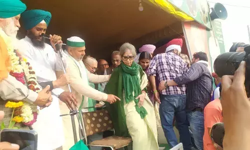 गाजीपुर बॉर्डर पहुंची महात्मा गांधी की पोती तारा गांधी, बोलीं- किसान हित में ही देश का और हमारा हित