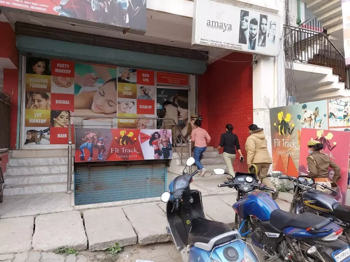 स्पा पार्लर में हो रहा था गंदा काम, पुलिस ने छापा मारकर 10 महिला और पुरुषों को पकड़ा स्पा पार्लर में हो रहा था गंदा काम, पुलिस ने छापा मारकर 10 महिला और पुरुषों को पकड़ा