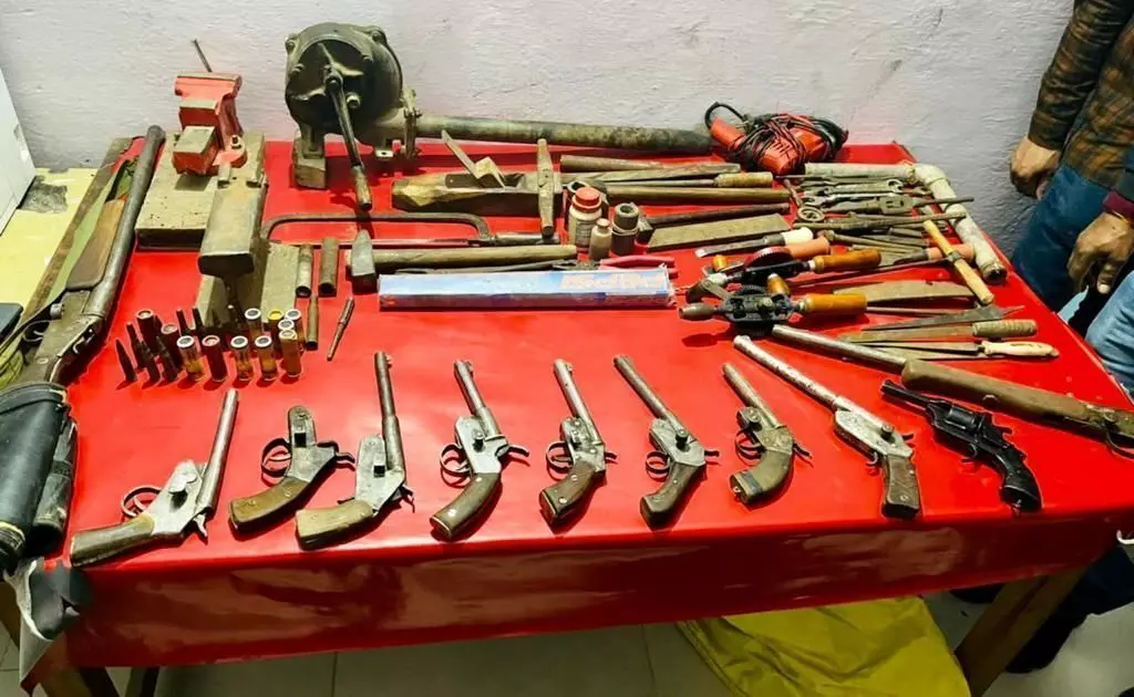 पंचायत चुनाव से पहले इटावा पुलिस का बड़ा खुलासा, अवैध असलहा बनाने की फैक्ट्री पकड़ी, अपराधियों के मसूबे फेल पंचायत चुनाव से पहले इटावा पुलिस का बड़ा खुलासा, अवैध असलहा बनाने की फैक्ट्री पकड़ी, अपराधियों के मसूबे फेल