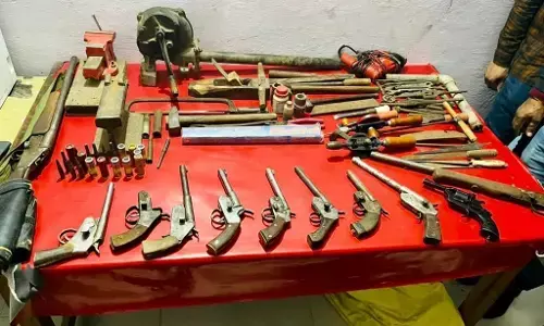 पंचायत चुनाव से पहले इटावा पुलिस का बड़ा खुलासा, अवैध असलहा बनाने की फैक्ट्री पकड़ी, अपराधियों के मसूबे फेल