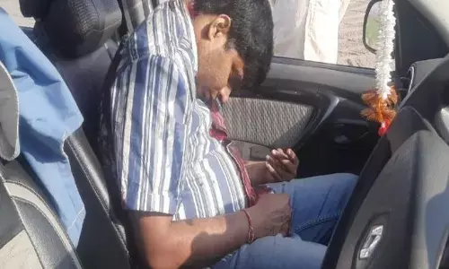 NH-31 पर खड़ी लावारिस डस्टर कार में एक अज्ञात युवक की लाश मिली