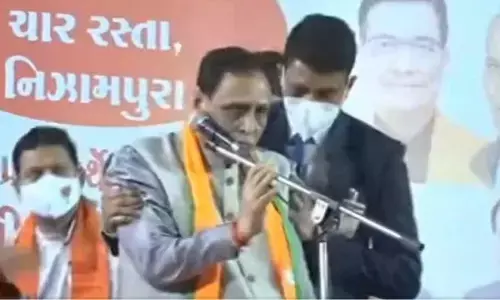 गुजरात के CM विजय रूपाणी की तबीयत बिगड़ी, मंच पर चक्कर आने से गिरे, PM मोदी ने फोन करके पूछा हाल