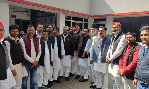 संजय गर्ग के नेतृत्व में सपा नेताओं से गैंगस्टर हटाये जाने हेतु कमिश्नर व डीआईजी से मिले सपाई