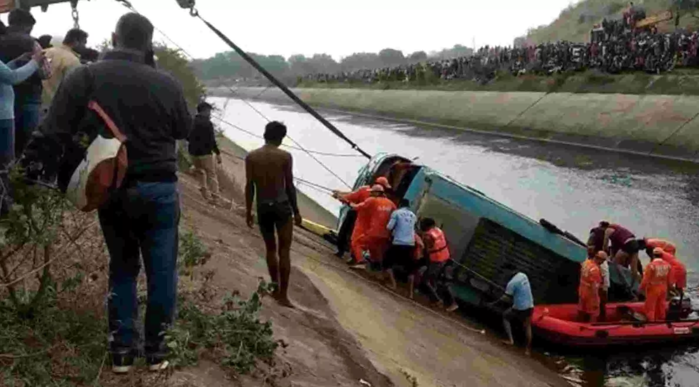 MP में हादसा : नहर में समा गई यात्र‍ियों से भरी बस, 38 शव बरामद; 5-5 लाख रु. मुआवजा, CM के सभी कार्यक्रम रद्द