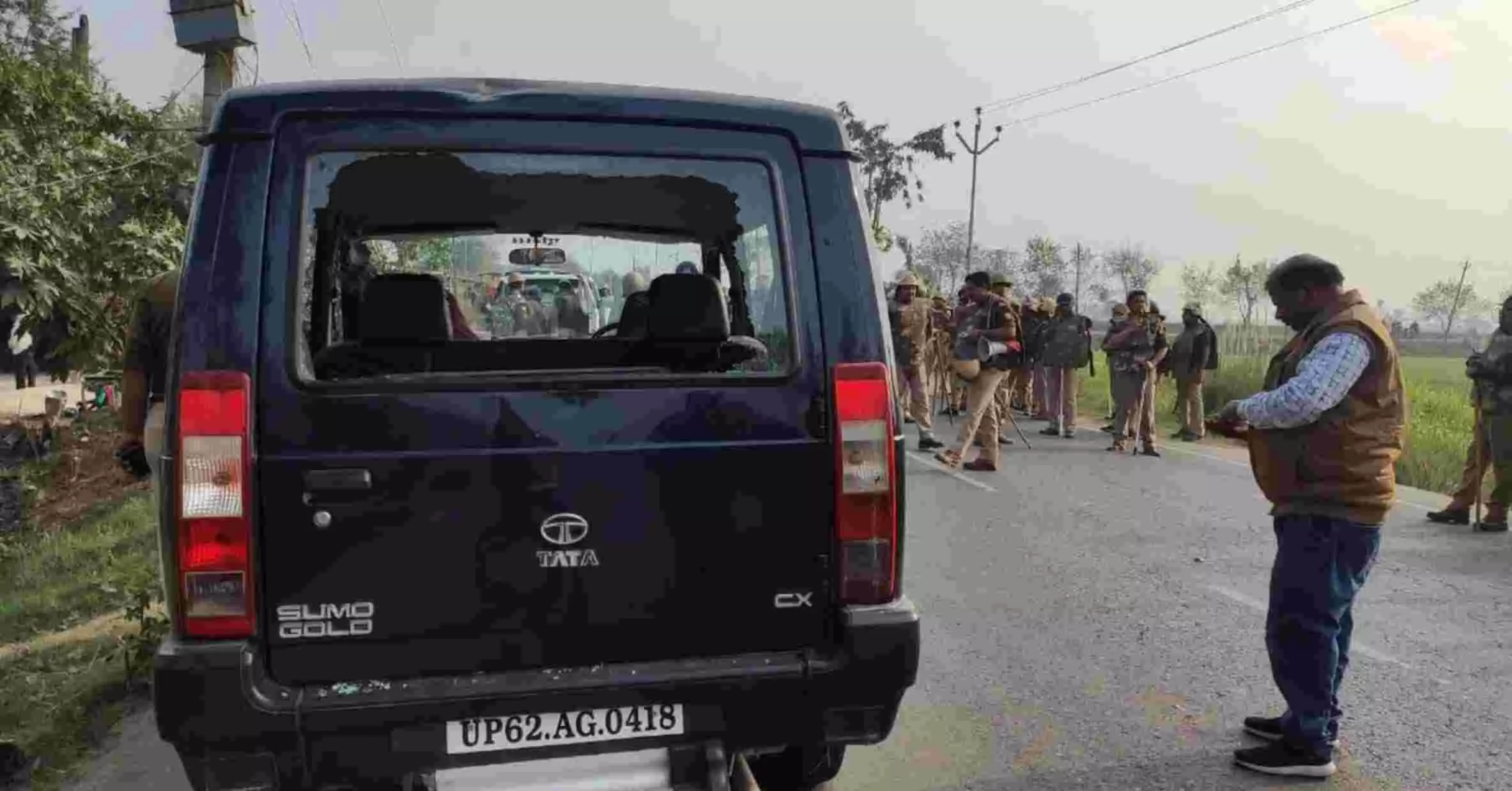 जौनपुर में प्रधान की हत्या के बाद फूटा गुस्सा, शव रखकर रोड किया जाम, पुलिस की जीप में तोड़फोड़
