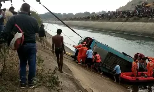 MP में हादसा : नहर में समा गई यात्रियों से भरी बस, 38 शव बरामद; 5-5 लाख रु. मुआवजा, CM के सभी कार्यक्रम रद्द MP में हादसा : नहर में समा गई यात्रियों से भरी बस, 38 शव बरामद; 5-5 लाख रु. मुआवजा, CM के सभी कार्यक्रम रद्द
