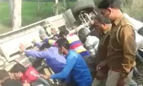 यूपी: गढ़मुक्तेश्वर में सड़क के किनारे पलटी बस, एक महिला की मौत, 10 लोग घायल