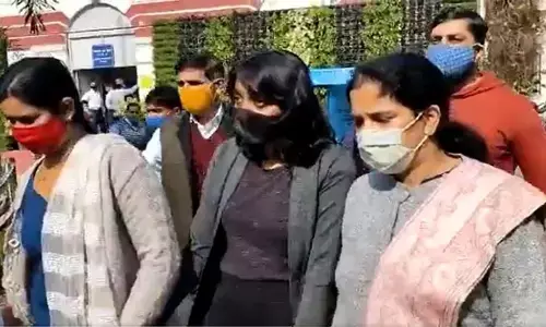 Toolkit case: दिशा रवि की गिरफ्तारी पर दिल्ली महिला आयोग ने पुलिस को भेजा नोटिस Toolkit case: दिशा रवि की गिरफ्तारी पर दिल्ली महिला आयोग ने पुलिस को भेजा नोटिस