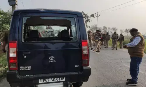 जौनपुर में प्रधान की हत्या के बाद फूटा गुस्सा, शव रखकर रोड किया जाम, पुलिस की जीप में तोड़फोड़ जौनपुर में प्रधान की हत्या के बाद फूटा गुस्सा, शव रखकर रोड किया जाम, पुलिस की जीप में तोड़फोड़