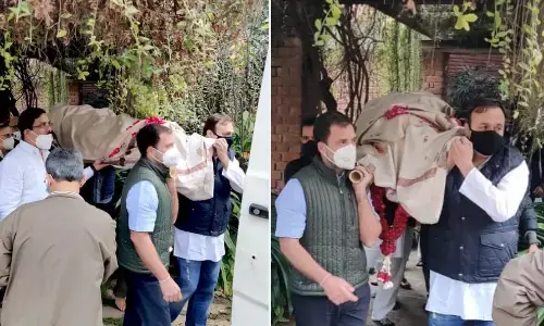 कैप्टन सतीश शर्मा की अंतिम यात्रा में पहुंचे राहुल गांधी, पार्थिव शरीर को दिया कंधा