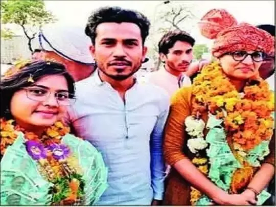 पीसीएस परीक्षा में उत्तीर्ण हुयी ग्रेटर नोएडा की दो लड़किया
