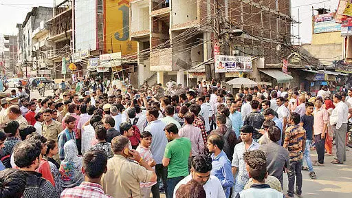 नोएडा: बरौला में निर्माणाधीन पिलर का जाल गिरा, दो मजदूर बाल-बाल बचे नोएडा: बरौला में निर्माणाधीन पिलर का जाल गिरा, दो मजदूर बाल-बाल बचे