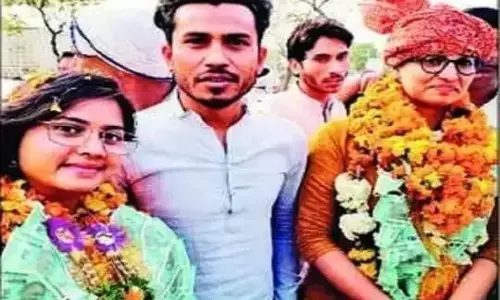 पीसीएस परीक्षा में उत्तीर्ण हुयी ग्रेटर नोएडा की दो लड़किया