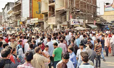 नोएडा: बरौला में निर्माणाधीन पिलर का जाल गिरा, दो मजदूर बाल-बाल बचे नोएडा: बरौला में निर्माणाधीन पिलर का जाल गिरा, दो मजदूर बाल-बाल बचे