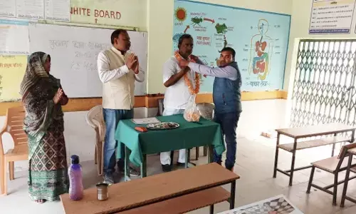 समारोह में उच्च पद पर पहुंचे पुरातन छात्र के पिता का हुआ सम्मान समारोह में उच्च पद पर पहुंचे पुरातन छात्र के पिता का हुआ सम्मान