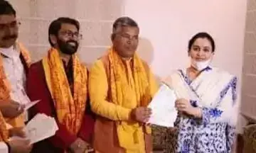 मुलायम सिंह यादव ने चलवाई थी कार सेवको पर गोली, लेकिन बहू अपर्णा ने दिया मंदिर के लिए 11 लाख का दान मुलायम सिंह यादव ने चलवाई थी कार सेवको पर गोली, लेकिन बहू अपर्णा ने दिया मंदिर के लिए 11 लाख का दान