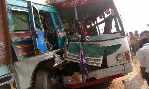 रोडवेज और ट्रक में हुआ आमने सामने टक्कर 20 लोग घायल रोडवेज और ट्रक में हुआ आमने सामने टक्कर 20 लोग घायल