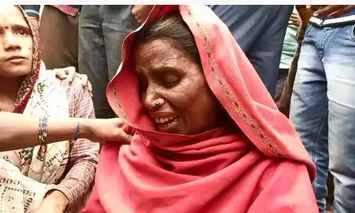 अनियंत्रित होकर टैंकर ने दो सगे भाई बहनों को मारी टक्कर मौके पर ही मौत अनियंत्रित होकर टैंकर ने दो सगे भाई बहनों को मारी टक्कर मौके पर ही मौत