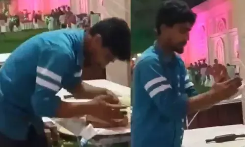 थूक लगाकर रोटी बनाता वीडियो हुआ वायरल, देखें पूरा वीडियो थूक लगाकर रोटी बनाता वीडियो हुआ वायरल, देखें पूरा वीडियो