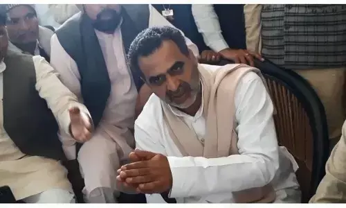 खाप चौधरी की नसीहत पर हाथ जोड़ते नजर आए मोदी के मंत्री संजीव बालियान. खाप चौधरी की नसीहत पर हाथ जोड़ते नजर आए मोदी के मंत्री संजीव बालियान.