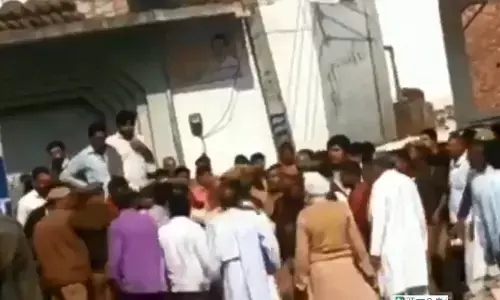 मुजफ्फरनगर में मंत्री संजीव बालियान के समर्थकों व किसानों में जमकर मारपीट मुजफ्फरनगर में मंत्री संजीव बालियान के समर्थकों व किसानों में जमकर मारपीट