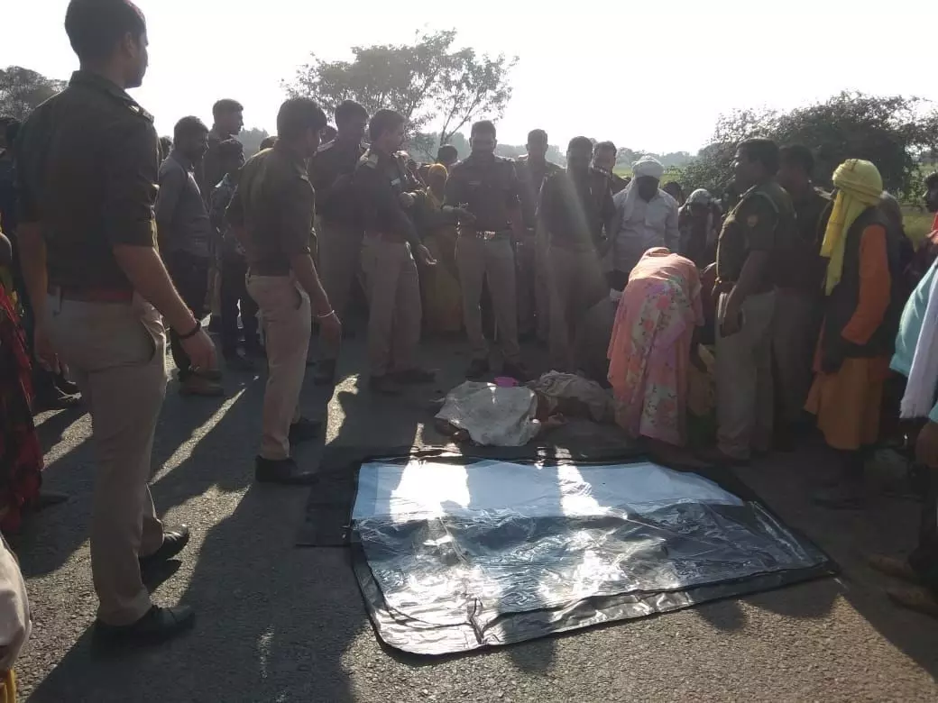 साइकिल सवार बालिका को डंपर ने कुचला मौत, आक्रोशित ग्रामीणों ने सड़क पर शव रखकर किया चक्का जाम साइकिल सवार बालिका को डंपर ने कुचला मौत, आक्रोशित ग्रामीणों ने सड़क पर शव रखकर किया चक्का जाम