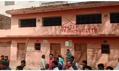 वैसे तो दुकान व मकान बनवाने के लिए तमाम नियम कानून है,लेकिन जब कोई सत्ताधारी सामने हो तो सारे नियम और कानून खुद-ब-खुद धराशाही हो जाते हैं