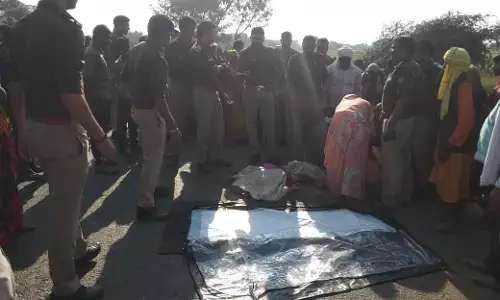 साइकिल सवार बालिका को डंपर ने कुचला मौत, आक्रोशित ग्रामीणों ने सड़क पर शव रखकर किया चक्का जाम साइकिल सवार बालिका को डंपर ने कुचला मौत, आक्रोशित ग्रामीणों ने सड़क पर शव रखकर किया चक्का जाम