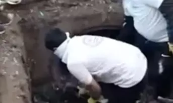 जब डीएम खुद तसला फावड़ा लेकर नाले में खुद नाले में कूद गये