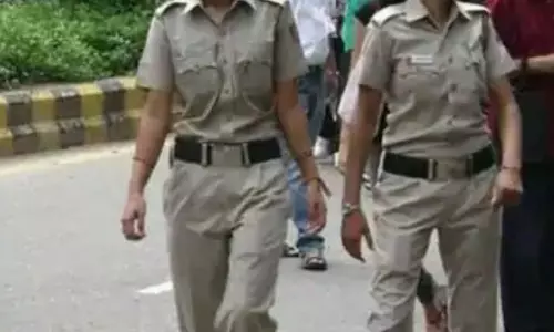 महिला सिपाही से मनचले ने कहा- इतनी पतली हो, रायफल कैसे उठाओगी! फिर क्या जमकर हुई धुनाई महिला सिपाही से मनचले ने कहा- इतनी पतली हो, रायफल कैसे उठाओगी! फिर क्या जमकर हुई धुनाई