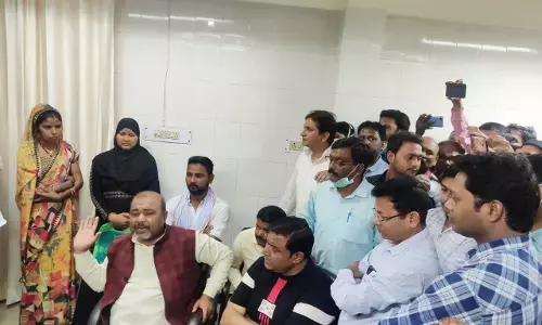 जिला अस्पताल में फैले भ्रष्टाचार पर हंगामा, नगरपालिका अध्यक्ष प्रतिनिधि ने खोया आपा जिला अस्पताल में फैले भ्रष्टाचार पर हंगामा, नगरपालिका अध्यक्ष प्रतिनिधि ने खोया आपा