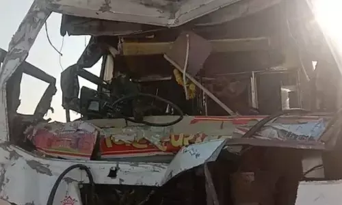 यूपी यात्रियों से भरी बस अनियंत्रित होकर खड़े ट्रक से टकराई, ड्राइवर की मौत यूपी यात्रियों से भरी बस अनियंत्रित होकर खड़े ट्रक से टकराई, ड्राइवर की मौत