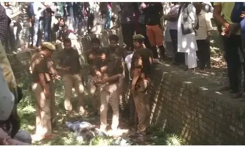नाले में मिला व्यक्ति का शव नाले में मिला व्यक्ति का शव