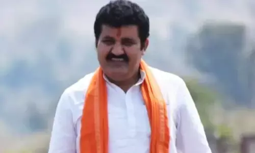 महाराष्ट्र सरकार में मंत्री संजय राठौड़ ने इस्तीफा दिया, टिकटॉक स्टार की आत्महत्या केस में आ रहा नाम महाराष्ट्र सरकार में मंत्री संजय राठौड़ ने इस्तीफा दिया, टिकटॉक स्टार की आत्महत्या केस में आ रहा नाम