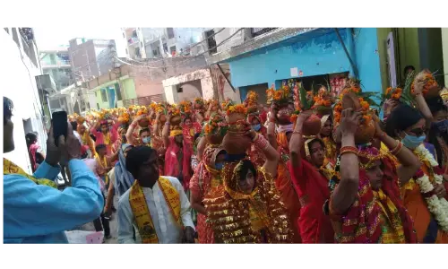 नोएडा में निधि मानव कल्याण ट्रस्ट एवं महिला संकीर्तन समिति ने आयोजित की श्रीराम कथा का कलश यात्रा नोएडा में निधि मानव कल्याण ट्रस्ट एवं महिला संकीर्तन समिति ने आयोजित की श्रीराम कथा का कलश यात्रा